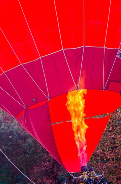 Arderea flăcării dintr-un balon cu aer cald — Fotografie, imagine de stoc