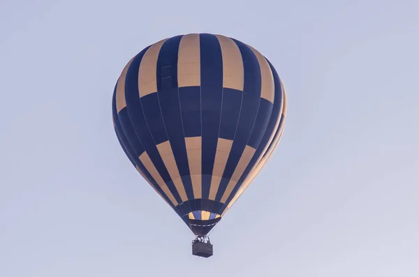Balon z gorącym powietrzem leci o wschodzie słońca. romantyczne loty balonem — Zdjęcie stockowe