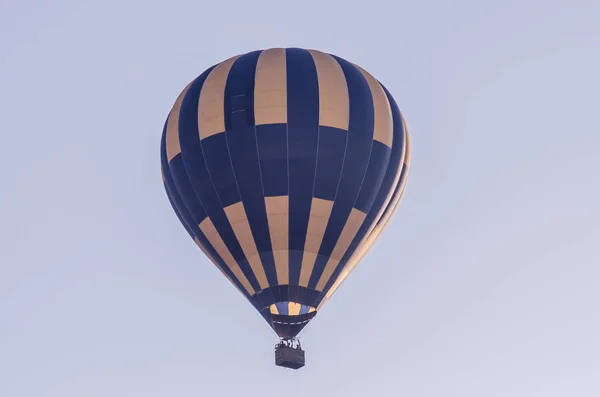 O balão de ar quente voa ao nascer do sol. voos de balão românticos — Fotografia de Stock