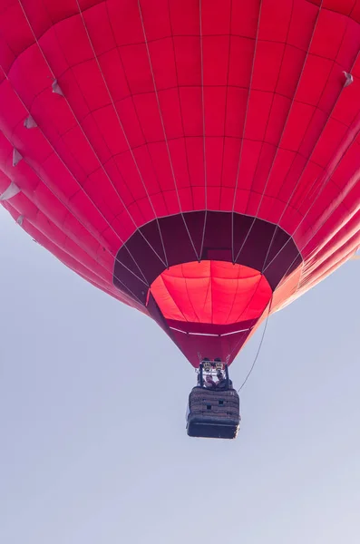 Heißluftballon fliegt bei Sonnenaufgang. Romantische Ballonfahrten — Stockfoto