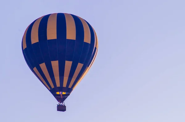 Balon z gorącym powietrzem leci o wschodzie słońca. romantyczne loty balonem — Zdjęcie stockowe