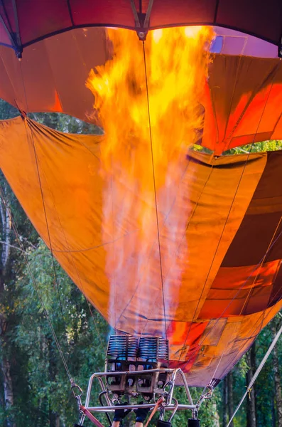 Sıcak hava balonundan yanan alevler — Stok fotoğraf