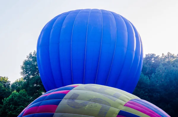 Varmluftsballongen flyger vid soluppgången. romantiska ballongflygningar — Stockfoto