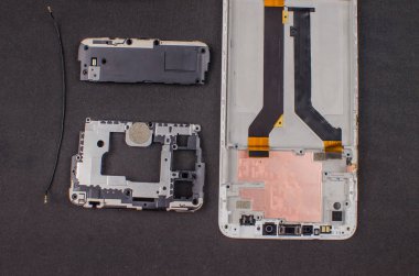 Siyah arka planda akıllı telefon tamiri. Kırık bir ekranın değiştirilmesi