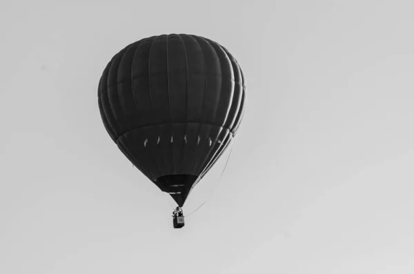 Heißluftballon fliegt bei Sonnenaufgang. schwarz-weiß getönt — Stockfoto