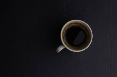 Karanlık arka planda siyah yakın plan. Koyu arkaplanda kahve espresso..