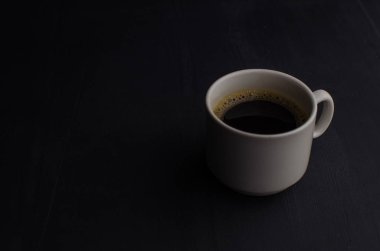 Karanlık arka planda siyah yakın plan. Koyu arkaplanda kahve espresso..