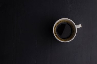 Karanlık arka planda siyah yakın plan. Koyu arkaplanda kahve espresso..