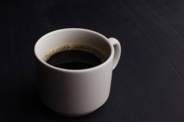 Karanlık arka planda siyah yakın plan. Koyu arkaplanda kahve espresso..