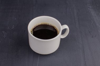 Karanlık arka planda siyah yakın plan. Koyu arkaplanda kahve espresso..