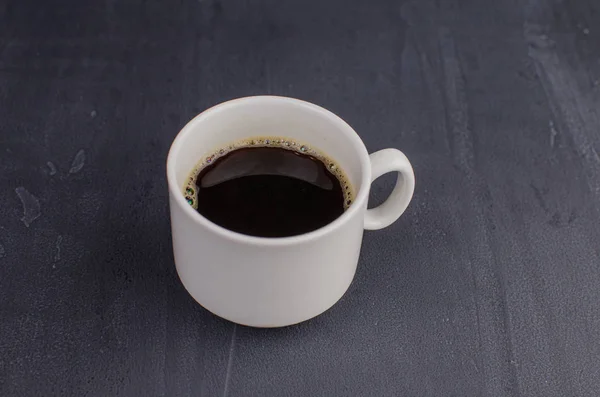 Μαύρο κοντινό σε σκοτεινό φόντο. Καφές espresso σε σκούρο φόντο. Εικόνα Αρχείου