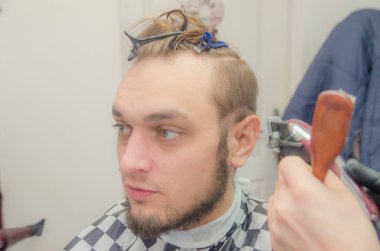 Beyaz arka planda erkek saç kesimi. Erkek kuaför..