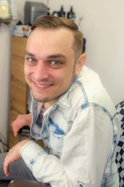 Beyaz arka planda erkek saç kesimi. Erkek kuaför..