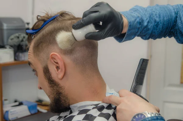 Taglio di capelli maschile su sfondo bianco. Parrucchiere maschile . — Foto Stock