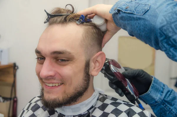 Taglio di capelli maschile su sfondo bianco. Parrucchiere maschile . — Foto Stock