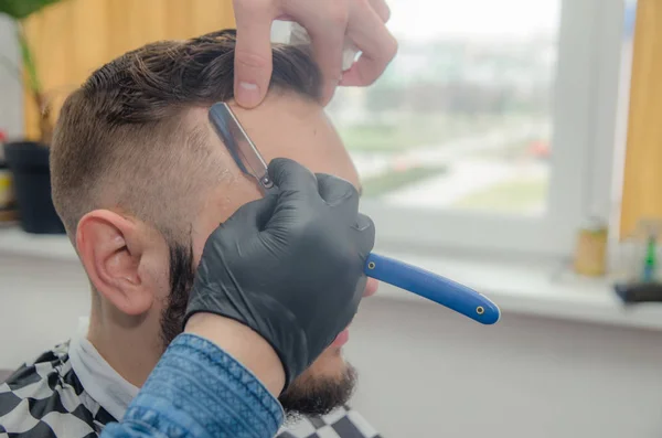 Männlicher Haarschnitt auf weißem Hintergrund. männlicher Friseur. — Stockfoto