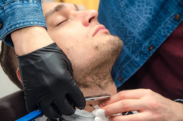 Männlicher Haarschnitt auf weißem Hintergrund. männlicher Friseur. — Stockfoto