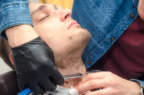 Männlicher Haarschnitt auf weißem Hintergrund. männlicher Friseur. — Stockfoto