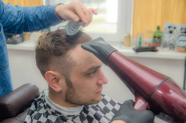 Taglio di capelli maschile su sfondo bianco. Parrucchiere maschile . — Foto Stock