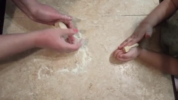 Fazer tortas com queijo e ervas com seu filho . — Vídeo de Stock