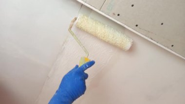 İşçi macunu duvarlara koyar. Eşit, sıva.