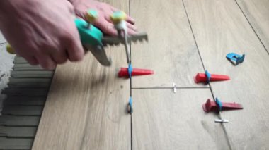 Tiler fayans sistemi seviyelendirme yardımı ile fayansları hizalar