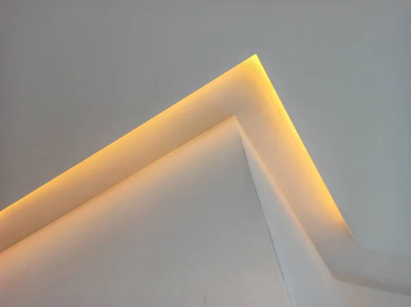 Geel Led licht op witte muur. Abstracte achtergrond. Plaats voor logo. Kopieerruimte — Stockfoto
