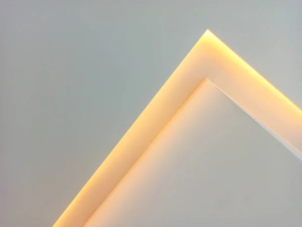 Geel Led licht op witte muur. Abstracte achtergrond. Plaats voor logo. Kopieerruimte — Stockfoto
