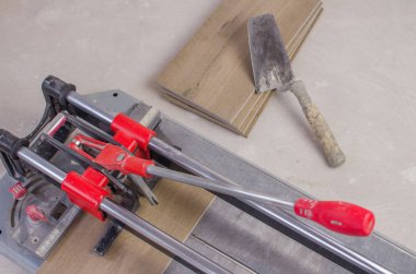 Seramik fayanslı ve cetvelli fayans kesicisi.