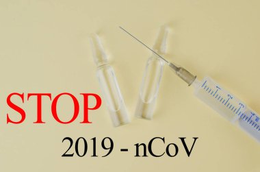 Coronavirus tedavisi için ilaç, şırınga. Anti-virüs koruması. 