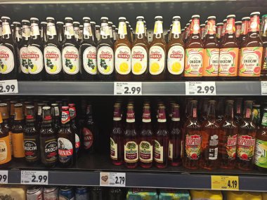 Polonya, Goleniew - 19 Şubat 2020, Kaufland mağazasında raflar dolusu mal. popüler tanıtım ögeleri