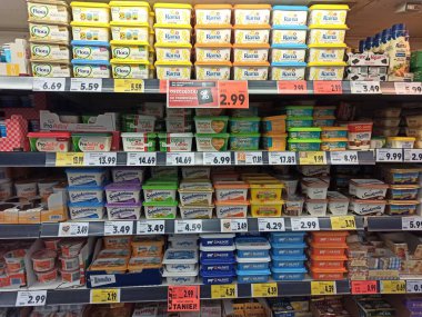 Polonya, Goleniew - 19 Şubat 2020, Kaufland mağazasında raflar dolusu mal. popüler tanıtım ögeleri