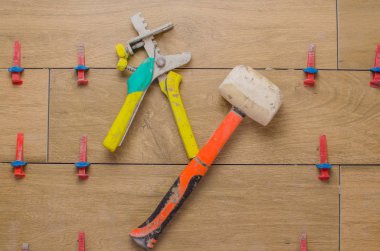 Seramik fayansları ağaç şeklinde döşemek için bir araç. Şömine, dişli spatula, misina, cetvel, profesyonel fayans döşeme için lastik çekiç. SVP. Metin için alanı kopyala