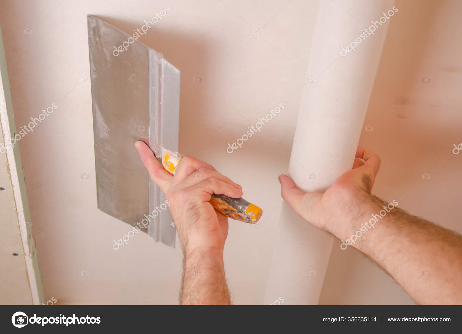 joven hombre utilizando espátula y enlucido de pared con blanco