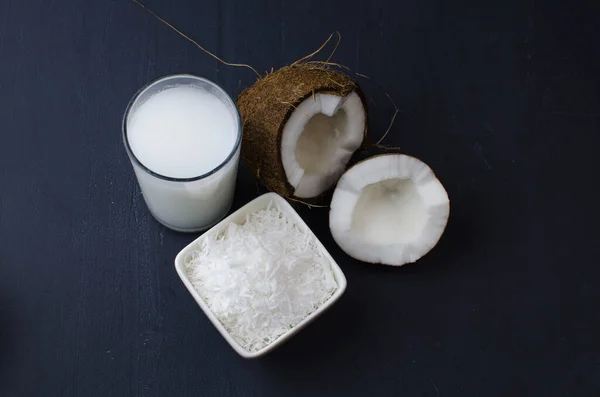 Кокосовая стружка, кокосовая стружка и кокосовое молоко на черном фоне . — стоковое фото
