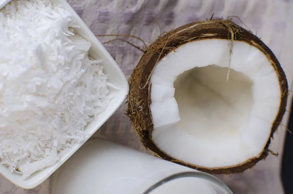 Cocco, trucioli di cocco e latte di cocco su fondo nero . — Foto Stock