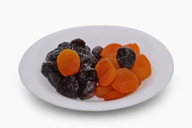 Kuru Kayısı ve kuru erik beyaz bir arka plan üzerinde.