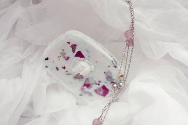 Beyaz arka plan olarak el yapımı organik sabun