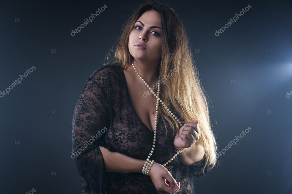 Jovem nu bonito caucasiano plus size modelo, xxl mulher em preto