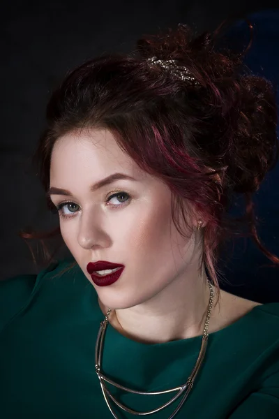 Jovem bela mulher caucasiana ruiva com maquiagem profissional em vestido verde — Fotografia de Stock