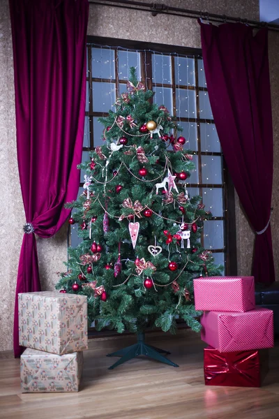 Albero di Natale pieno lunghezza e scatole regalo — Foto Stock