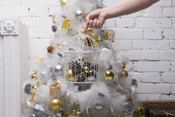 Белая елка с золотыми и серебряными шариками, подарочные коробки, праздничные украшения — стоковое фото