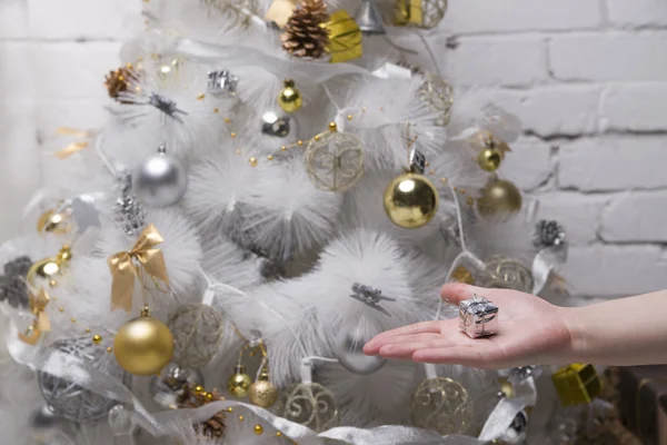 Белая елка с золотыми и серебряными шариками, подарочные коробки, праздничные украшения — стоковое фото
