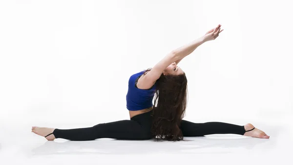 Jonge mooie Kaukasische vrouw in yoga pose in studio geïsoleerd op witte achtergrond — Stockfoto