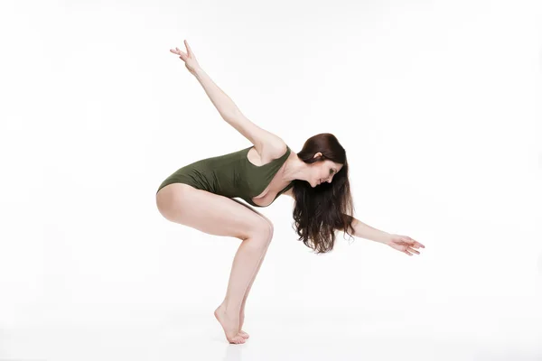 Joven hermosa mujer caucásica bailando en estudio sobre fondo blanco —  Fotos de Stock