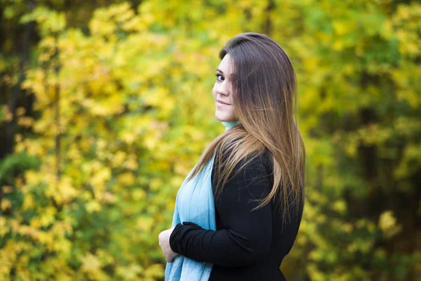 Mladá krásná kavkazských plus velikost modelu v černých šatech venku, Žena xxl na přírodu, podzimní atmosféra — Stock fotografie