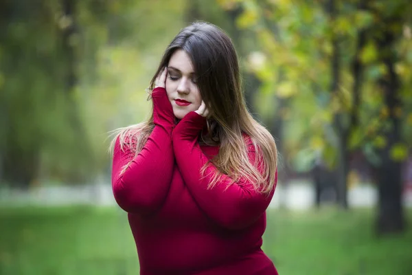 Depressão de outono, jovem bonito caucasiano plus size modelo em pulôver vermelho ao ar livre, mulher xxl na natureza, atmosfera de queda — Fotografia de Stock