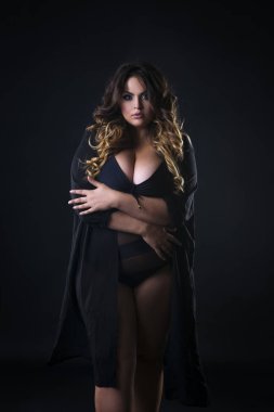 Genç güzel artı boyutu model iç çamaşırı, siyah arka plan üzerine xxl kadın