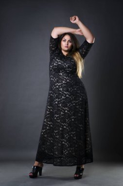 Genç güzel plus siyah dres modelinde boyutu, arka plan gri studio xxl kadın