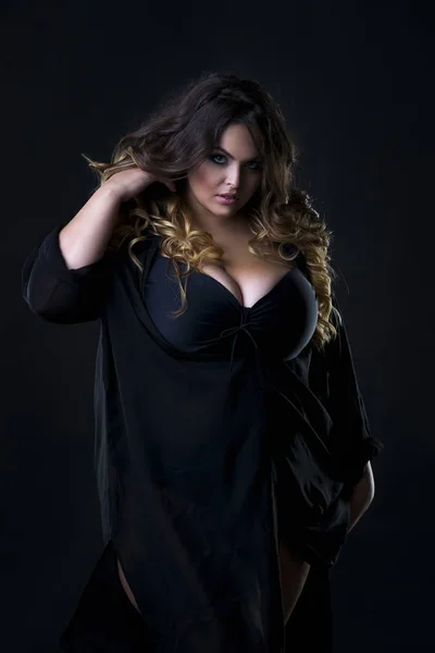 Joven hermosa modelo de talla grande en ropa interior, xxl mujer sobre fondo negro — Foto de Stock